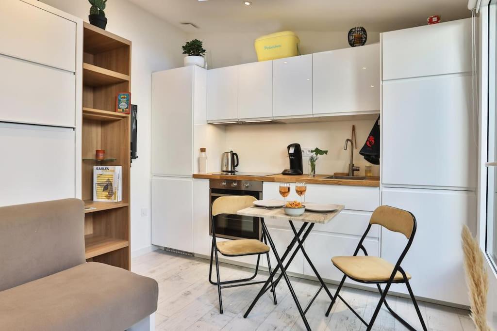 Tiny Studio Terrasse, Hypercentre La Plage A 2 Pas ! レ・サ​​ーブル・ドロンヌ エクステリア 写真